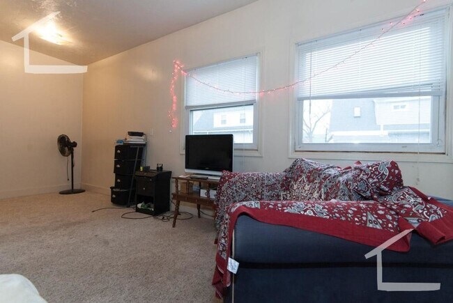 Building Photo - Convenient Location. Wals to BU Campus, Short Walk to T.Laundry, Parking for Rent