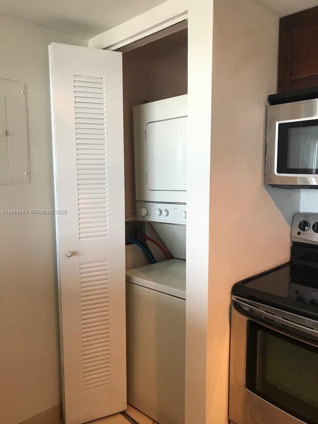 Building Photo - 7601 E Treasure Dr