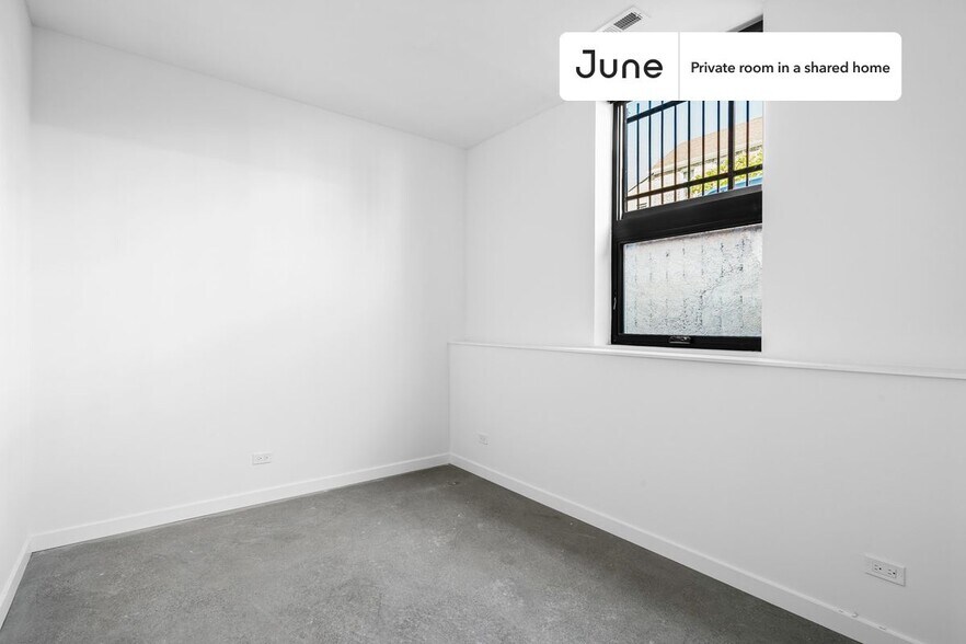 Building Photo - Private bedroom in 4 bed/3.5 bath Home