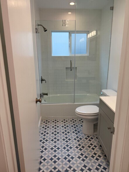 Building Photo - 2140 Beachwood Dr