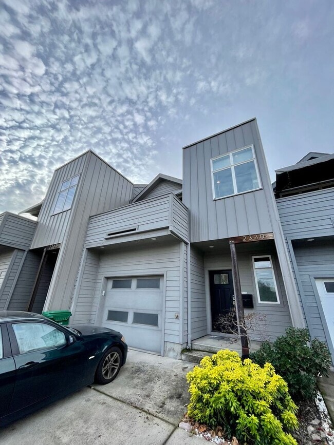 Building Photo - Modern 2 Bedroom, 2.5 Bathroom Bi-Level Du...