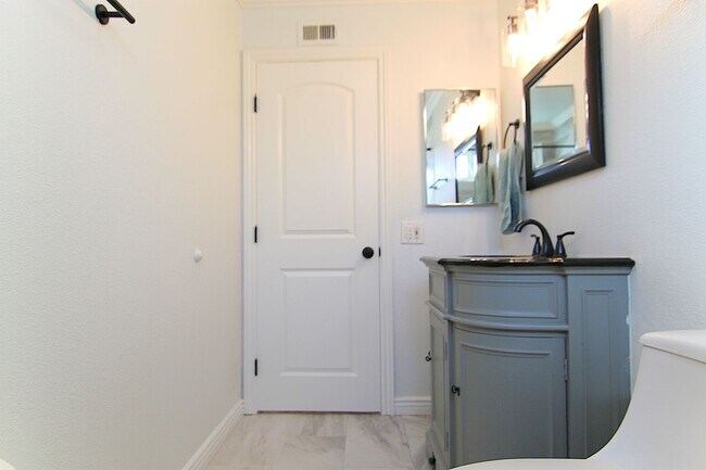 Building Photo - 5604 Bloomfield St