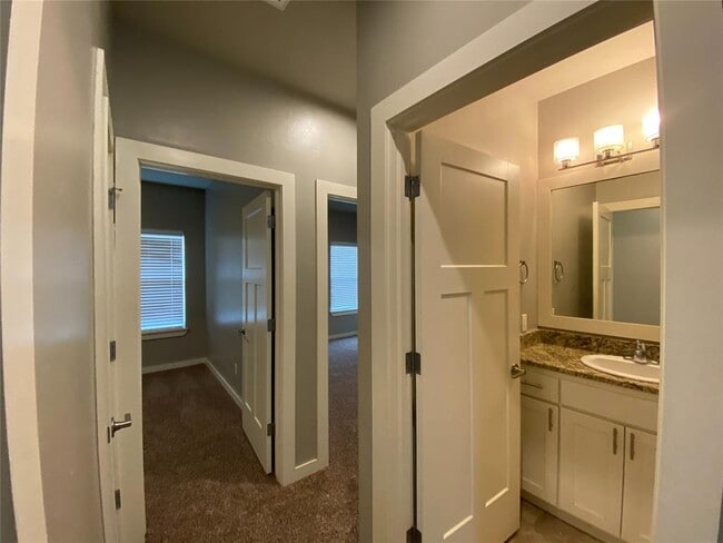 Building Photo - 809 Lakeview Dr