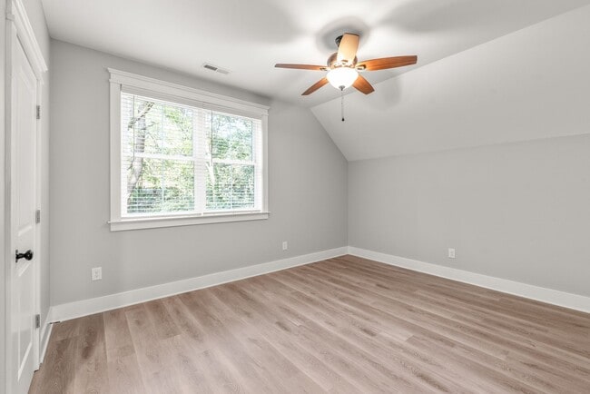 Building Photo - Beautiful Home with a Backyard Deck in Bid...