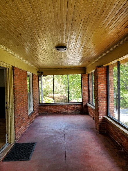 Building Photo - 1018 Hemphill Ave NW