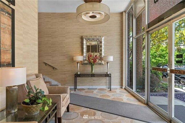 Building Photo - Light and Bright 1 bedroom 1 bath condo first hill