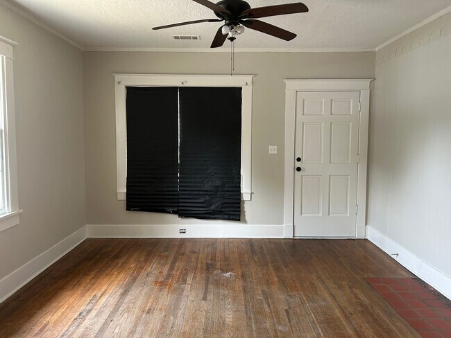 Building Photo - 4 BR 2 bath
