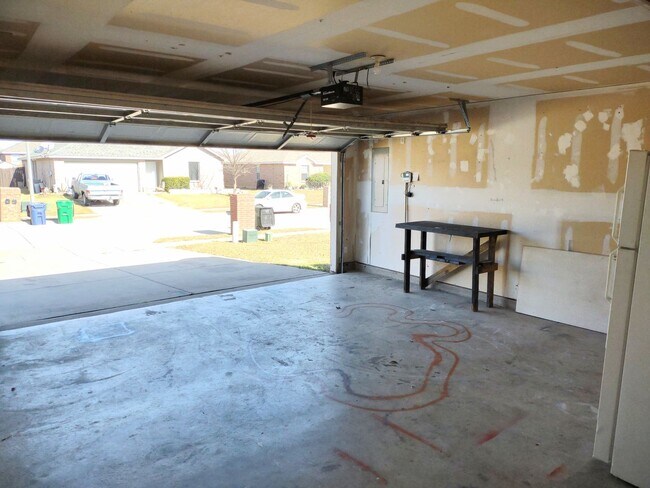 Building Photo - $1945  3 bedroom / 2 bath house in Quail Run in Sanger