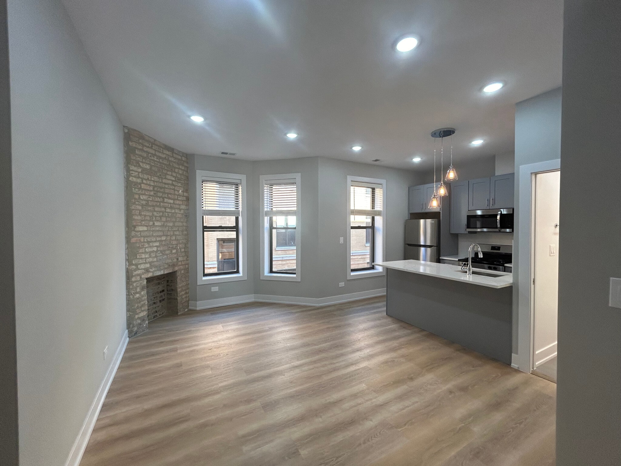 Building Photo - 423 W Belden Ave