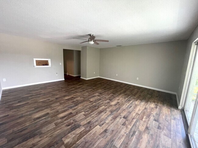 Building Photo - $500 OFF FIRST MONTH RENT • Centrally Loca...