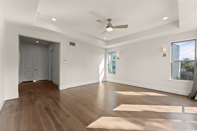 Building Photo - 1902 W 25th St