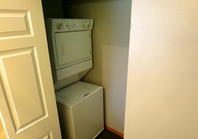 Building Photo - Ideal 1 Bed 1 Bath Lynnwood Condo with W/D In-Unit!