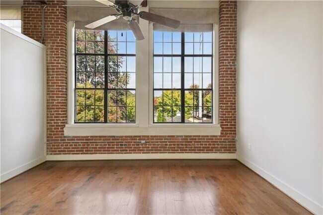 Building Photo - 1261 Caroline St NE