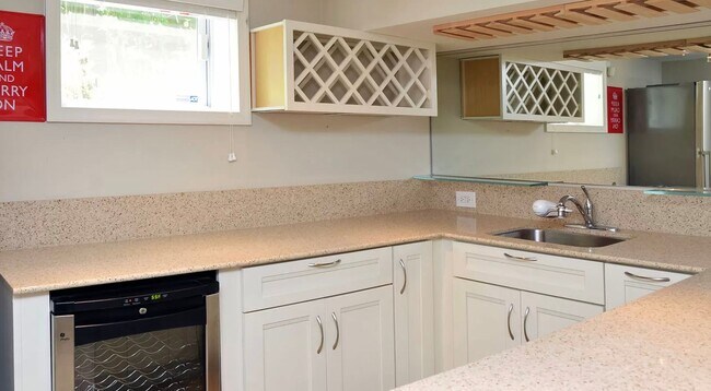Building Photo - Sassy on Sangamore - 3 BED + 2 FB Av. Earl...