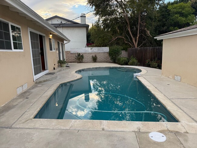 Building Photo - Private HOME 3bed/2 bath + POOL in Woodland Hills! NO OTHER UNIT ON THE PROPERTY!!!!