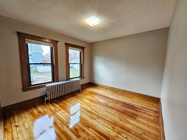 Building Photo - 581 Center St