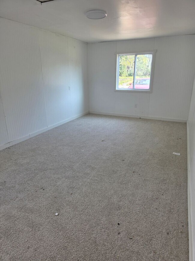 Building Photo - Nice 4bed/1bath home