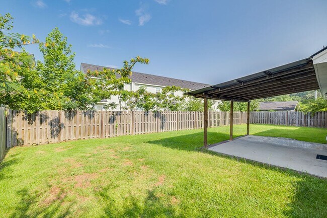 Building Photo - Move-In Ready 3-Bedroom Home with Fenced Backyard in Guyton!
