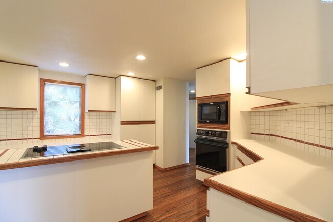 Building Photo - 4 Bed/2 Bath + an Office Richland House