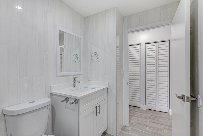 Building Photo - 1240 Summit Pl Cir