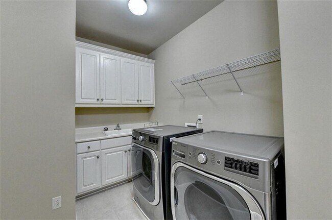 Building Photo - 11636 Parkside Ave