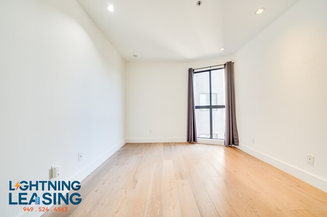 Building Photo - 8811-8815 Burton Way
