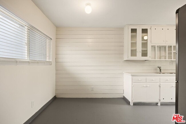 Building Photo - 161 W Channel Rd