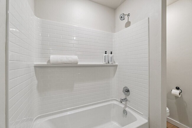 Building Photo - **New tenant incentive! Receive ($1200 CREDIT) applied to 2nd month's rent! Don’t miss your chanc...