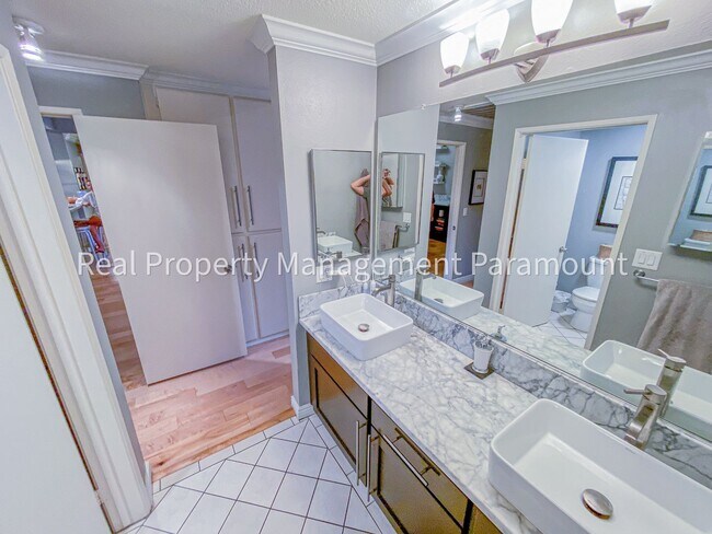 Building Photo - Don't miss out! 2 Bed 2 bath ready to go!