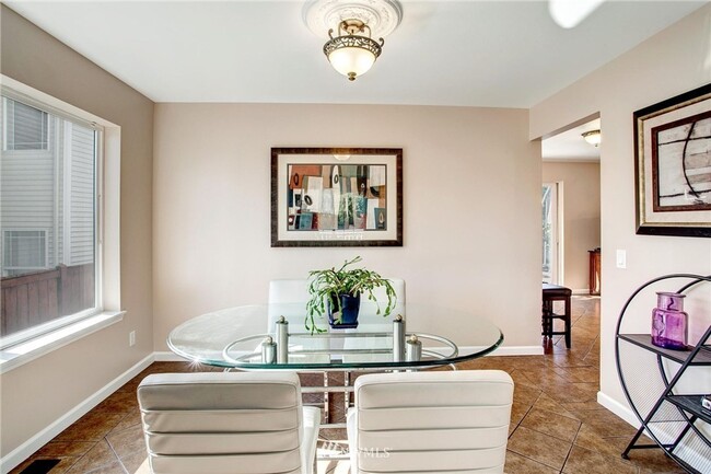 Building Photo - Modern Updated Detail and Designed 3bd 2.5bath Everett Home!