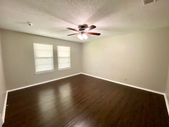 Building Photo - Spacious Jenks 4-Bedroom with NO Carpets &...