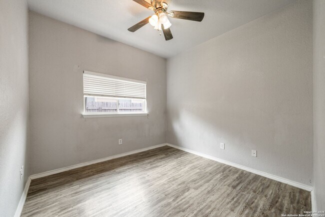 Building Photo - 4 bedroom, 2 1/2 bath located in Lakeview ...