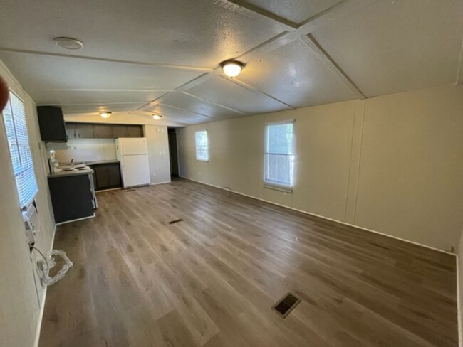 Building Photo - Adorable 2 bedroom 2 bath Mobile Home loca...