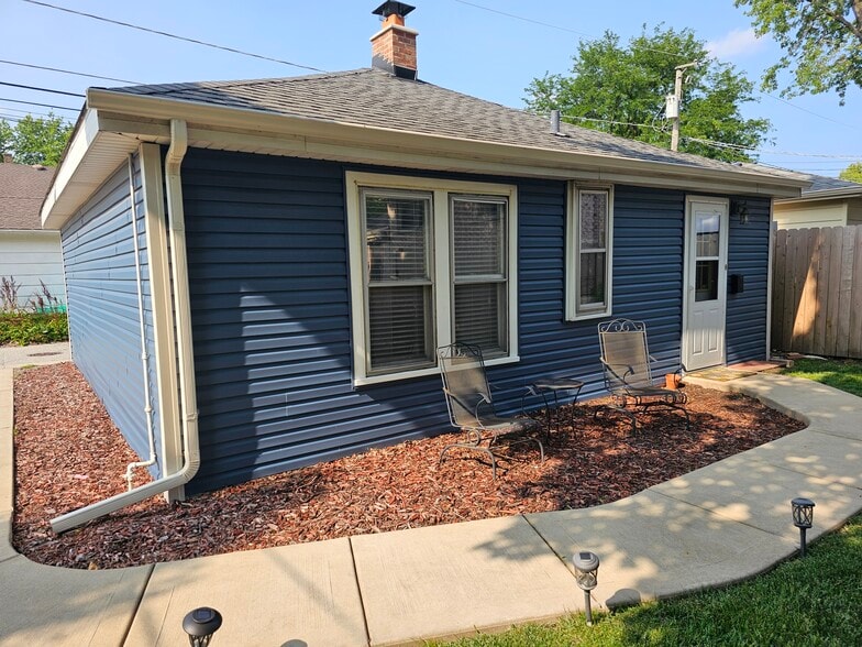Coach House - 1374 E Algonquin Rd