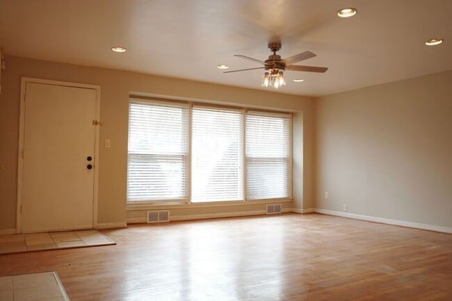 Building Photo - Charming 3-Bedroom Home in a Prime Locatio...