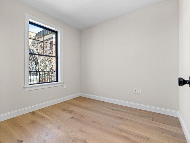 Building Photo - 4 Bed / 2 Bath in South Boston | In-Unit Laundry | 9/1