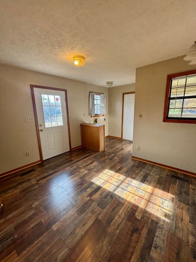 Building Photo - Deposit Special !