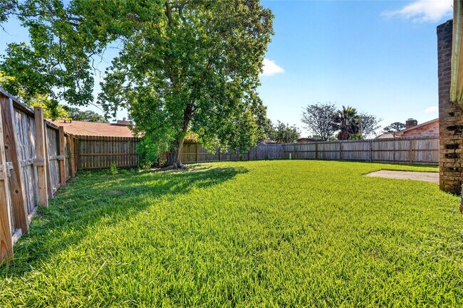 Building Photo - 3031 Shawnee Dr