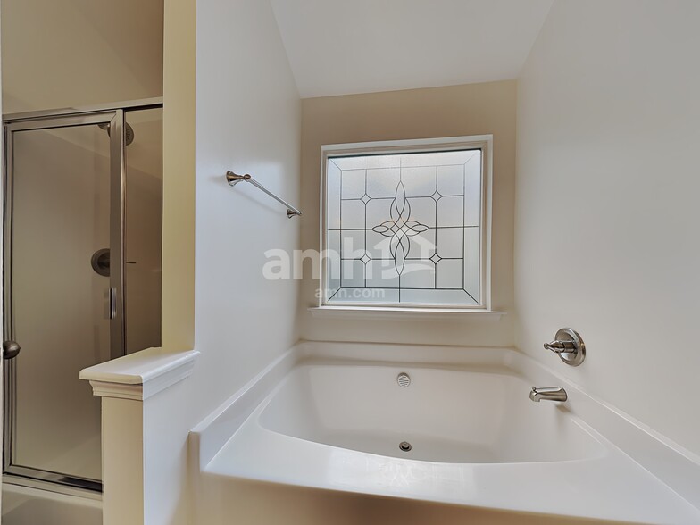 Building Photo - 301 Boulder Run