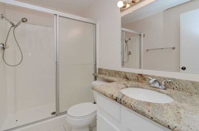 Building Photo - Spacious End-Unit 2 Bed, 2 Bath with Den For Lease in Irvine