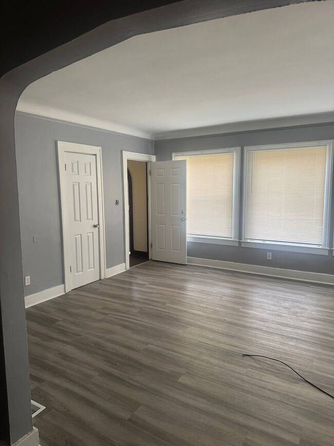 Primary Photo - 3 bed/1 bath-- WATER INCLUDED- Two Family ...
