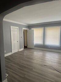 Building Photo - 3 bed/1 bath-- WATER INCLUDED/Appliances I...