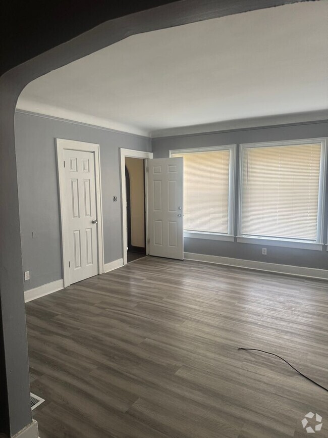 Building Photo - 3 bed/1 bath-- WATER INCLUDED- Two Family ...