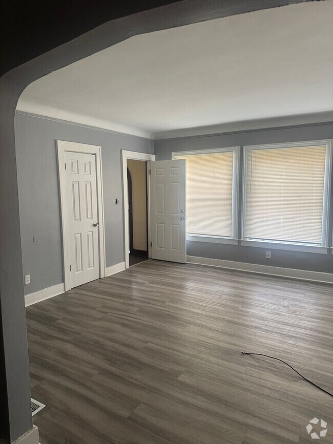 Building Photo - 3 bed/1 bath-- WATER INCLUDED/Appliances I...
