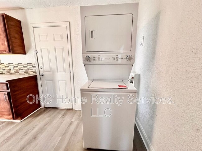 Building Photo - 2323 Towers Ct