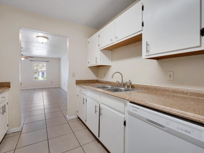 Building Photo - 2221 Timberwood Cir N