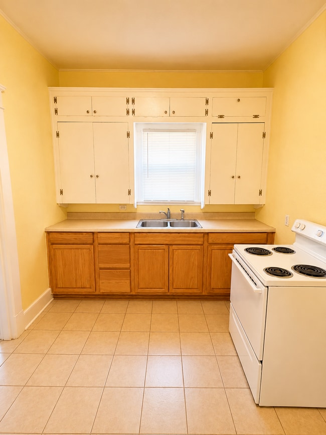 Building Photo - Two-Bedroom Duplex in Shawnee