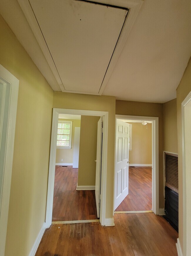 Building Photo - 502 Rosewood Dr