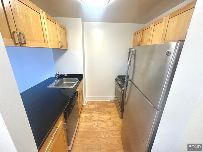 Building Photo - 323 W 96th St