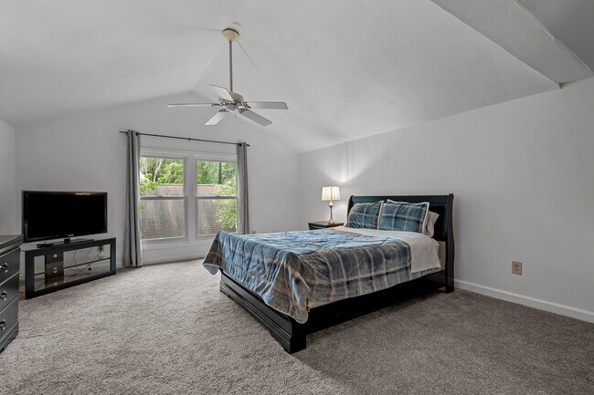 Building Photo - 802 N Poplar St